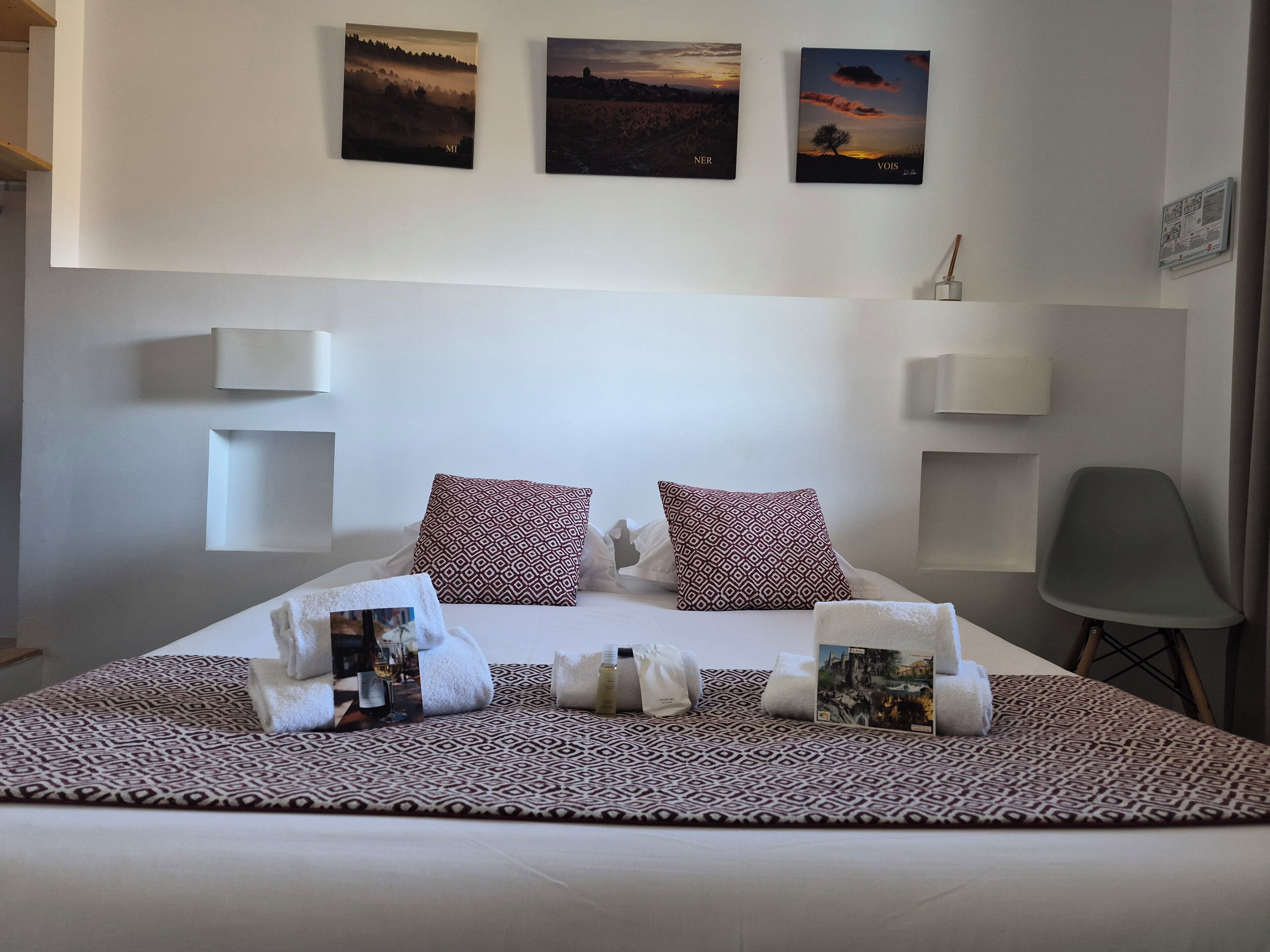 Minibar, bureau, Wi-Fi gratuit, draps fournis