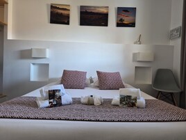 Escritorio, wifi gratis y ropa de cama 