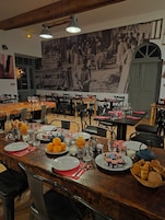 供应午餐和晚餐