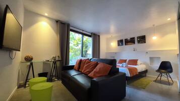 Chambre quadruple Terrasse | Skrivebord, wi-fi (inkludert) og sengetøy