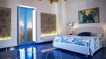 Minibar, caja de seguridad en la habitación, wifi gratis y ropa de cama