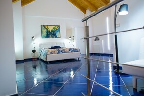 Habitació triple (Camera del Gobbo) | Minibar, caixa forta a l'habitació, wifi gratuïta i roba de llit 