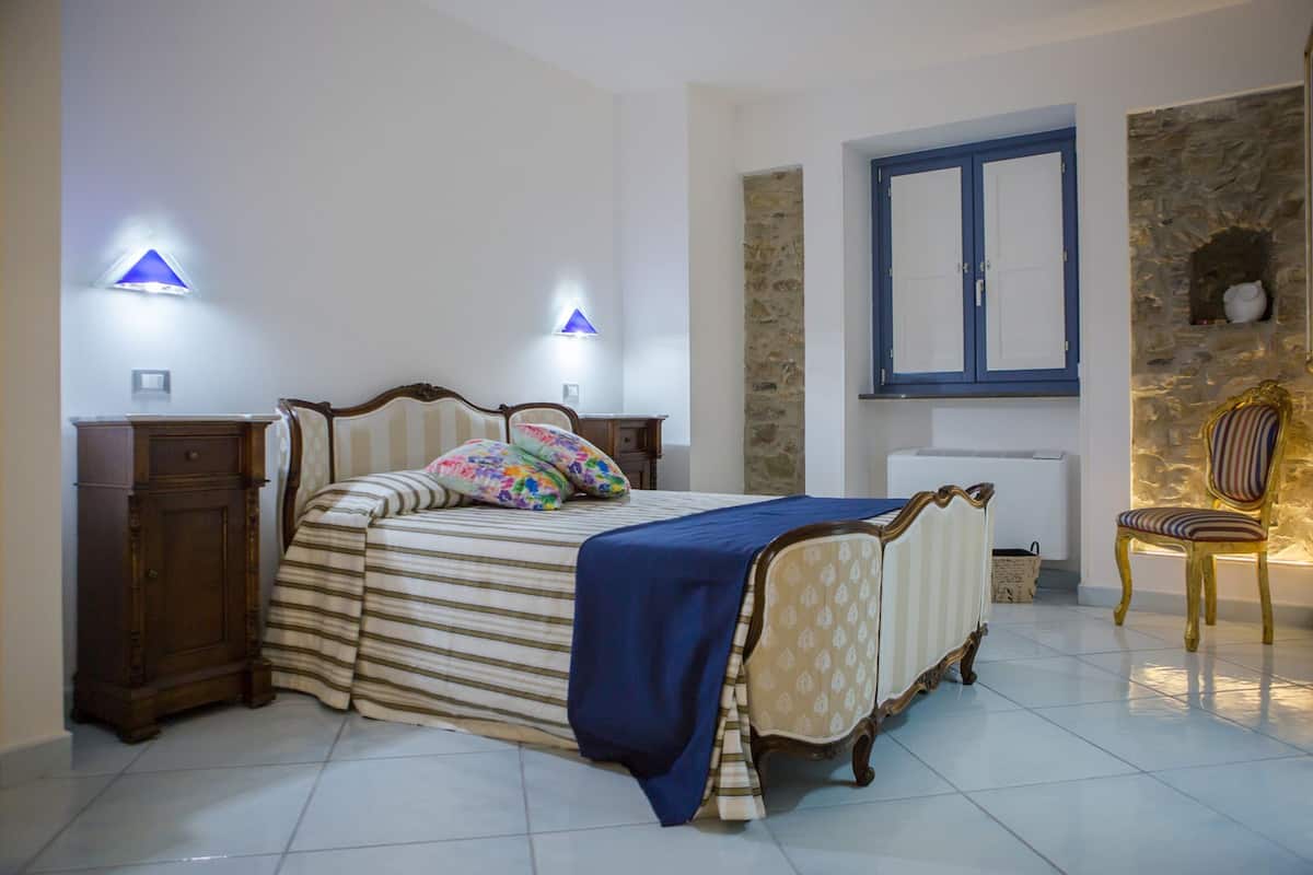 Minibar, caja de seguridad en la habitación, wifi gratis y ropa de cama 