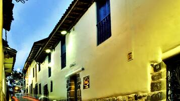 Fachada de la propiedad por la tarde o noche