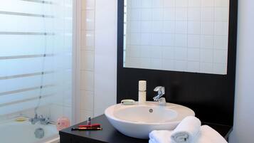 Departamento, 1 habitación | Baño | Tina