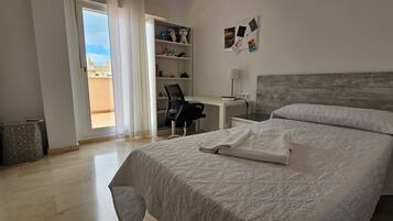Ático, 2 habitaciones, terraza | Wifi gratis, ropa de cama, accesible en silla de ruedas