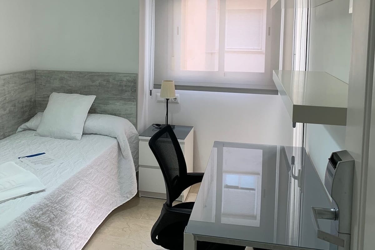 Habitación individual, baño compartido | Wifi gratis y ropa de cama