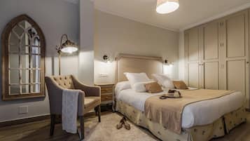 Deluxe tweepersoonskamer | Een kluis op de kamer, een bureau, verduisterende gordijnen