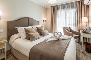 In-room safe, desk, blackout curtains, iron/ironing board - Hostal Boutique Plaza Cantarero (Nerja)