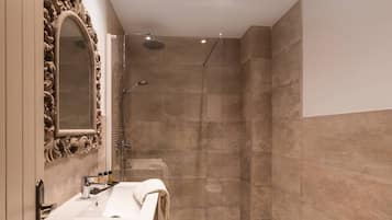 Standard Double or Twin Room | Bathroom | Rainfall showerhead, free toiletries, hair dryer, bathrobes