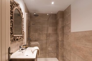 Standard Double or Twin Room | Bathroom | Rainfall showerhead, free toiletries, hair dryer, bathrobes - Hostal Boutique Plaza Cantarero (Nerja)
