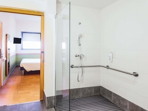Desk, laptop workspace, blackout drapes, soundproofing - Ibis Budget Madrid Vallecas (Madrid)