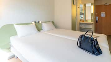 Escritorio, espacio para trabajar con laptop y cortinas blackout