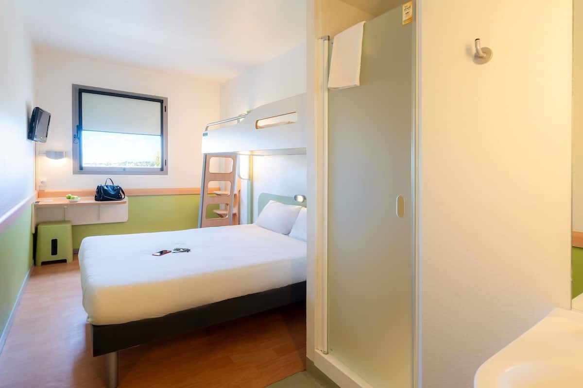 Rom, 1 dobbeltseng | Blendingsgardiner og lydisolert