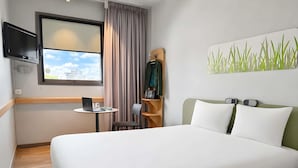 Habitación superior, 1 cama doble | Escritorio, espacio para trabajar con un portátil, cortinas opacas