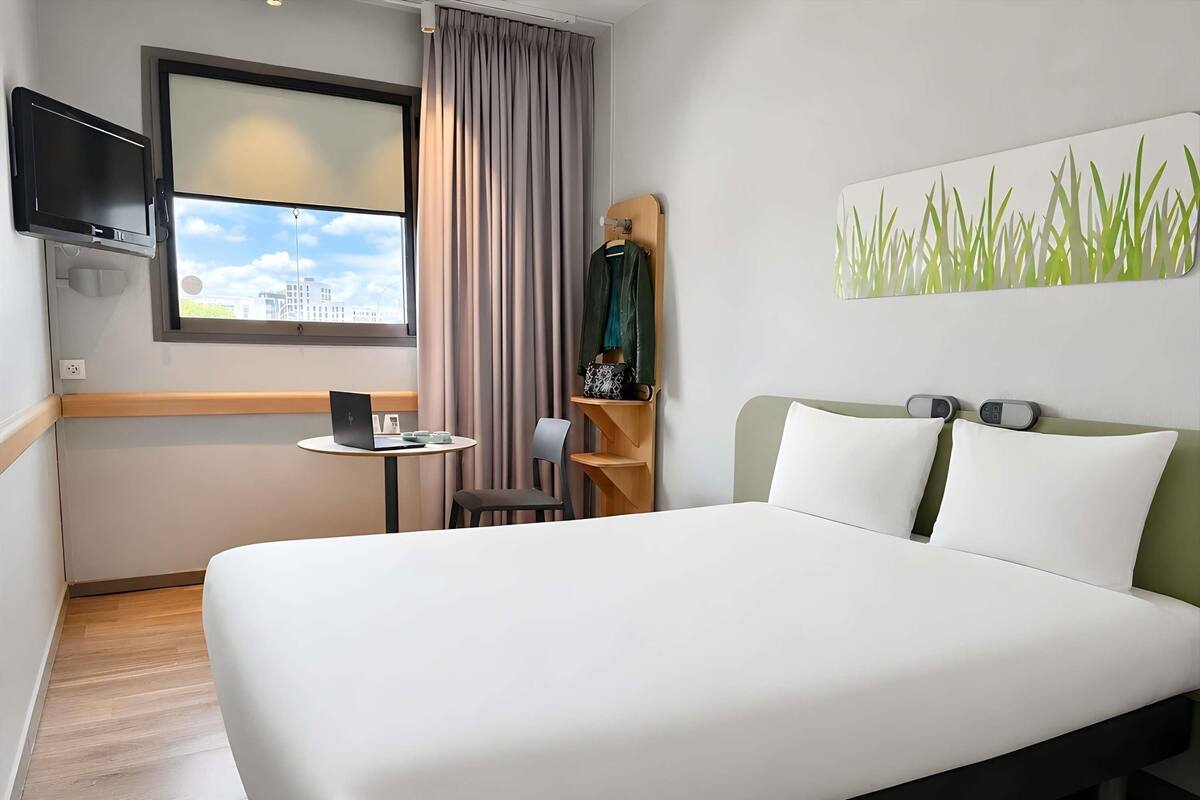 Habitación superior, 1 cama doble | Escritorio, espacio para trabajar con un portátil, cortinas opacas