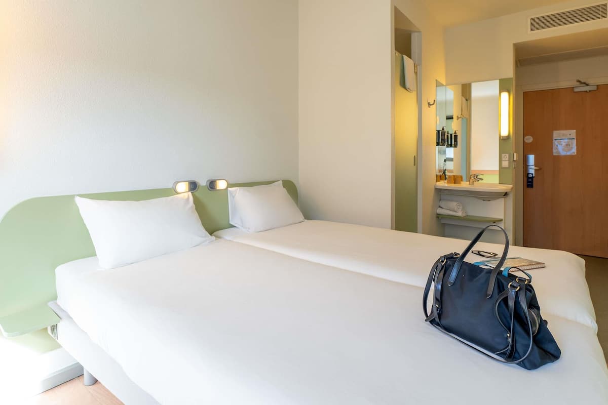 Tomannsrom, 2 enkeltsenger | Blendingsgardiner og lydisolert