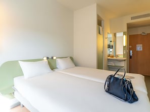 Twin Room, 2 Twin Beds | Blackout drapes, soundproofing
