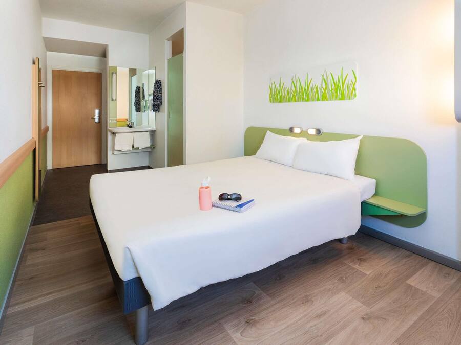 Room, 1 Double Bed | Desk, laptop workspace, blackout curtains, soundproofing