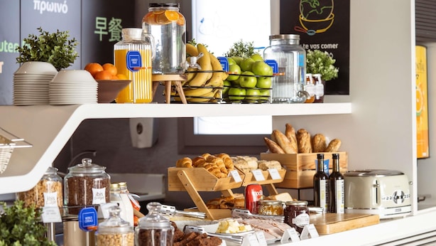 Un bufé de desayuno con diversas opciones de alimentos y bebidas.