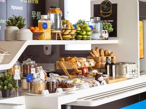 A breakfast buffet with various food items and beverages. - Ibis Budget Madrid Vallecas (Madrid)