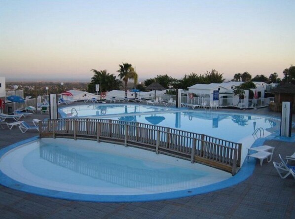 Una piscina al aire libre