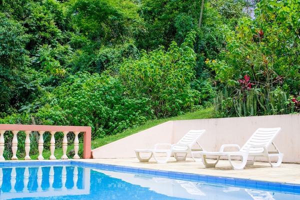 Piscina externa, espreguiçadeiras