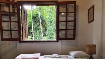 Quarto triplo | 1 quarto, frigobar, Wi-Fi de cortesia, roupa de cama