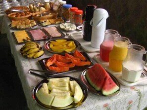 Free daily buffet breakfast - Pousada Canto do Curió (Paraty)
