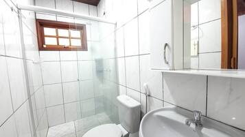 Standard Chalet | Bathroom | Shower, free toiletries, towels, soap