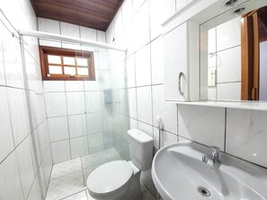 Standard Chalet | Bathroom | Shower, free toiletries, towels, soap - Pousada Canto do Curió (Paraty)