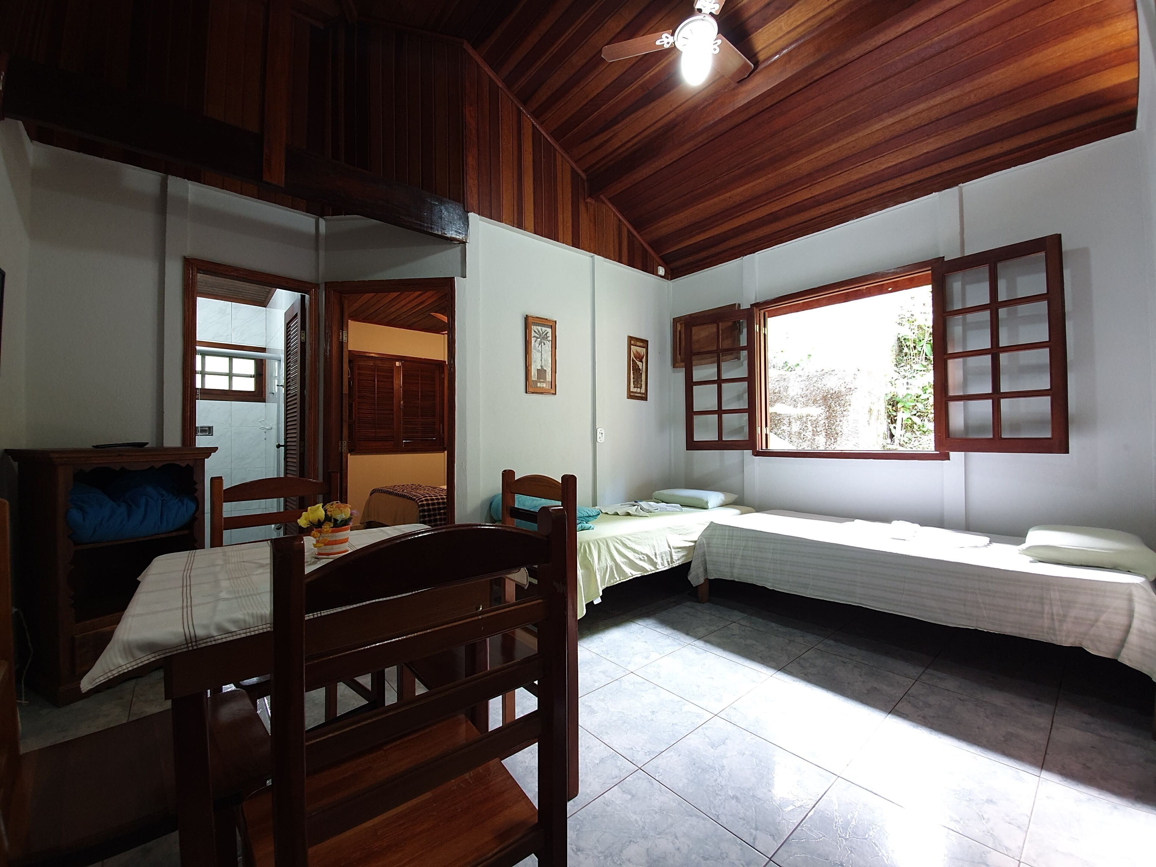 Minibar, wifi gratis y ropa de cama 