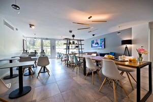 Desayuno buffet diario (EUR 14.50 por persona)