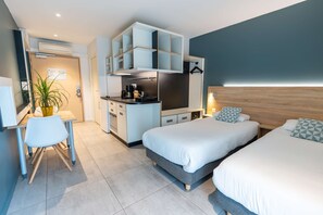 Studio, 2 Twin Beds | In-room safe, laptop workspace, blackout drapes, soundproofing - Appart'hôtel Kyriad Résidence Cabriès - Plan de Campagne (Cabries)
