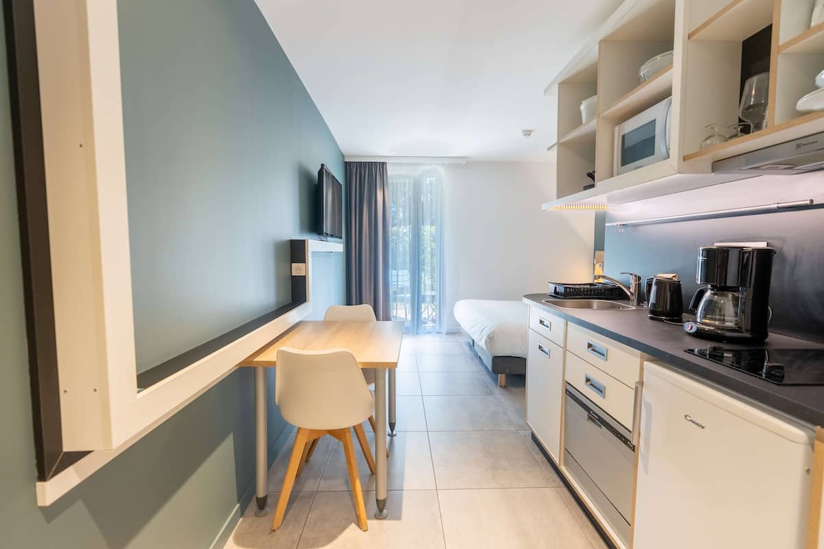 superior studio, 1 double bed (one double bed) | in-room safe, laptop workspace, blackout curtains, soundproofing