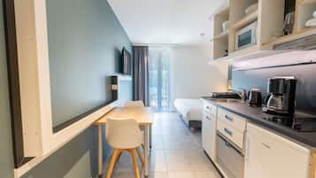 Superior-stúdíóíbúð - 1 tvíbreitt rúm (One Double Bed) | Öryggishólf í herbergi, vinnuaðstaða fyrir fartölvur