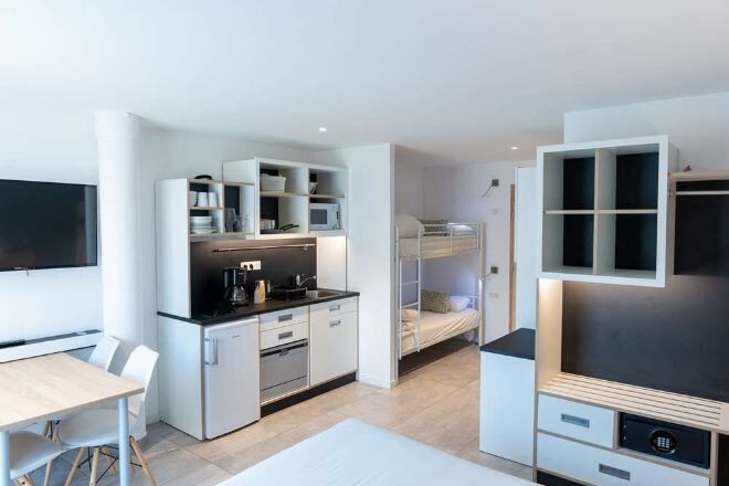 Brankas, ruang kerja ramah laptop, tirai kedap cahaya, dan kedap suara