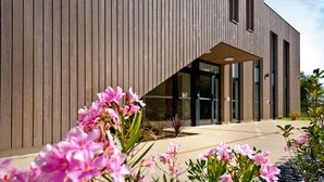 A modern building with a wooden facade and a glass entrance. - Appart'hôtel Kyriad Résidence Cabriès - Plan de Campagne (Cabries)