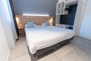 2 Bedrooms Apartment - 1 King Bed 1 Bunk Bed Bed 1 Sofa Bed | Caja fuerte, espacio para trabajar con un portátil, cortinas opacas