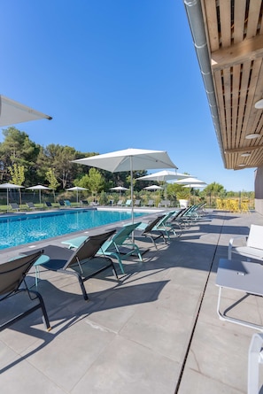 Outdoor pool, open 9:00 AM to 8:00 PM, pool umbrellas, sun loungers - Appart'hôtel Kyriad Résidence Cabriès - Plan de Campagne (Cabries)