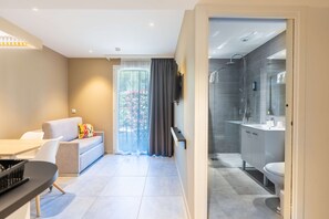 Executive Studio - 1 King Bed 1 Sofa Bed | In-room safe, laptop workspace, blackout drapes, soundproofing