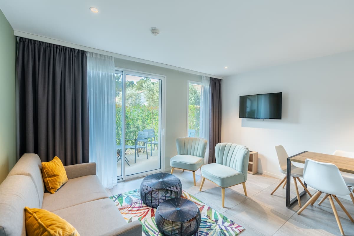 Appartamento, 2 camere da letto | Area soggiorno | TV a schermo piatto 42 pollici con canali via cavo, TV