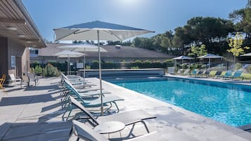 Piscine extérieure, parasols de plage, chaises longues