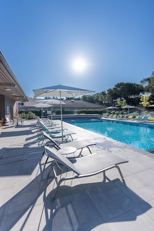 室外游泳池,09:00 至 20:00 开放,池畔遮阳伞,日光浴躺椅