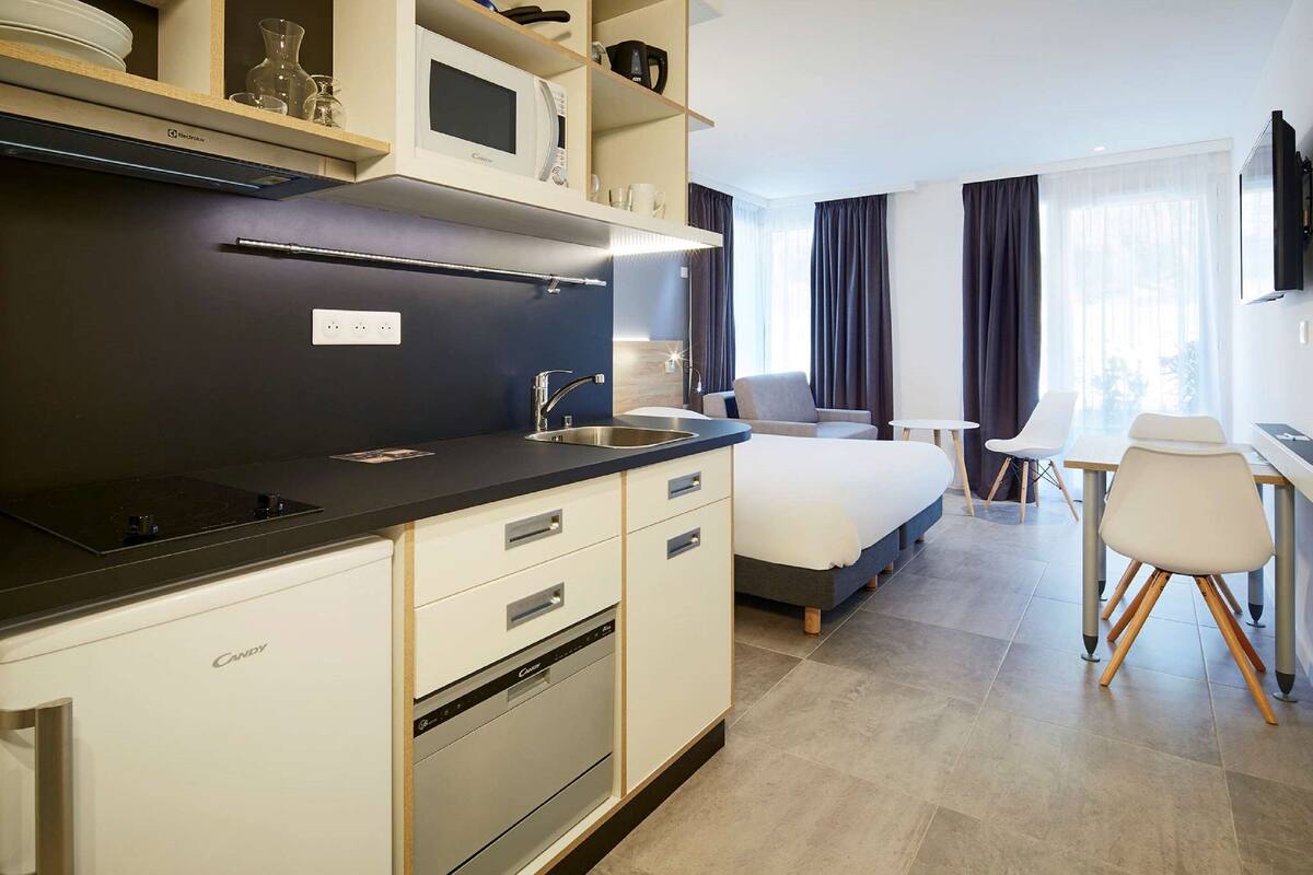 fridge, microwave, stovetop, dishwasher