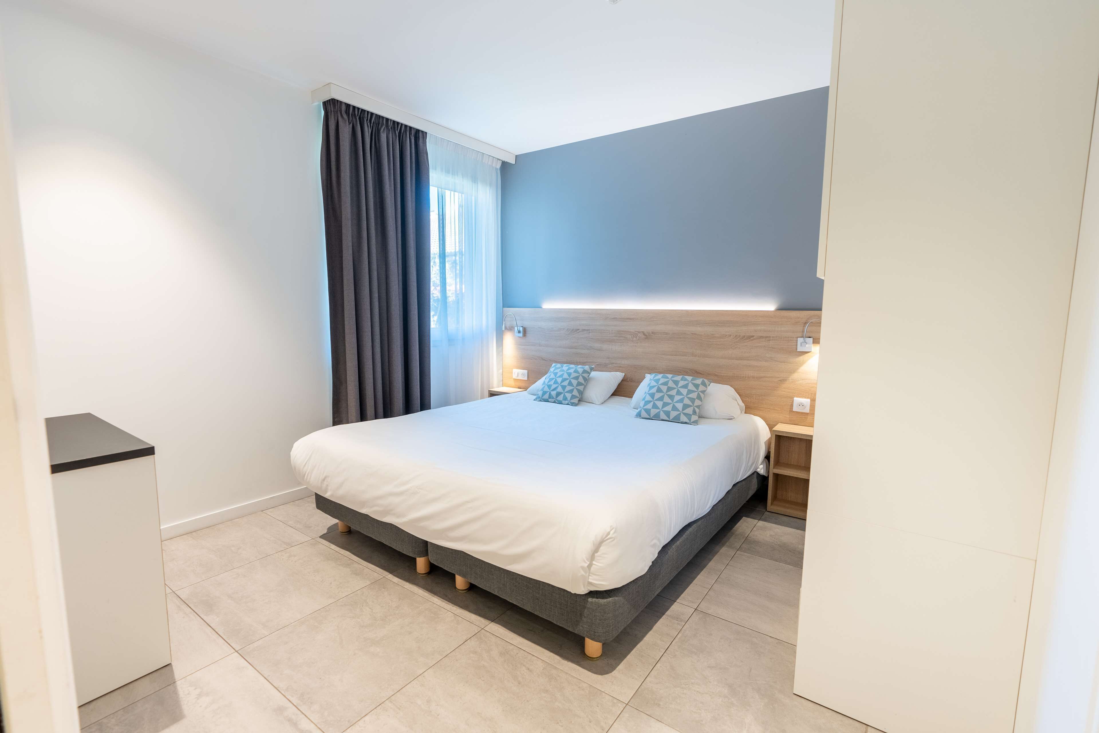 In-room safe, laptop workspace, blackout drapes, soundproofing