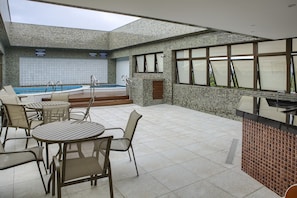 Piscina externa, guarda-sóis, espreguiçadeiras