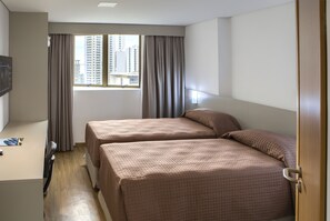 Een minibar, een kluis op de kamer, een bureau, verduisterende gordijnen