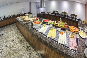 Free daily buffet breakfast - Marante Executive Hotel (Recife)