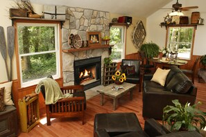 Tom Sawyer Cottage | Fireplace - Lake Lucerne Resort & Ranch (Eureka Springs)
